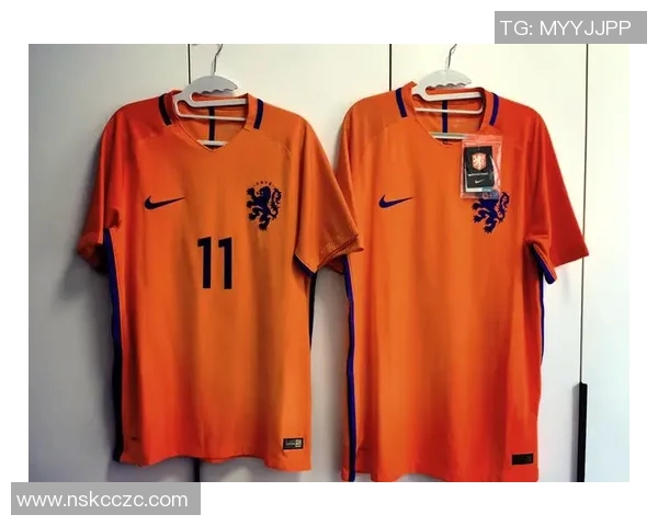 小学生足球星星黄橙色球衣亮相展现活力与青春风采助力校园体育运动新风潮 小学生足球星星黄橙色球衣亮相展现活力与青春风采助力校园体育运动新风潮